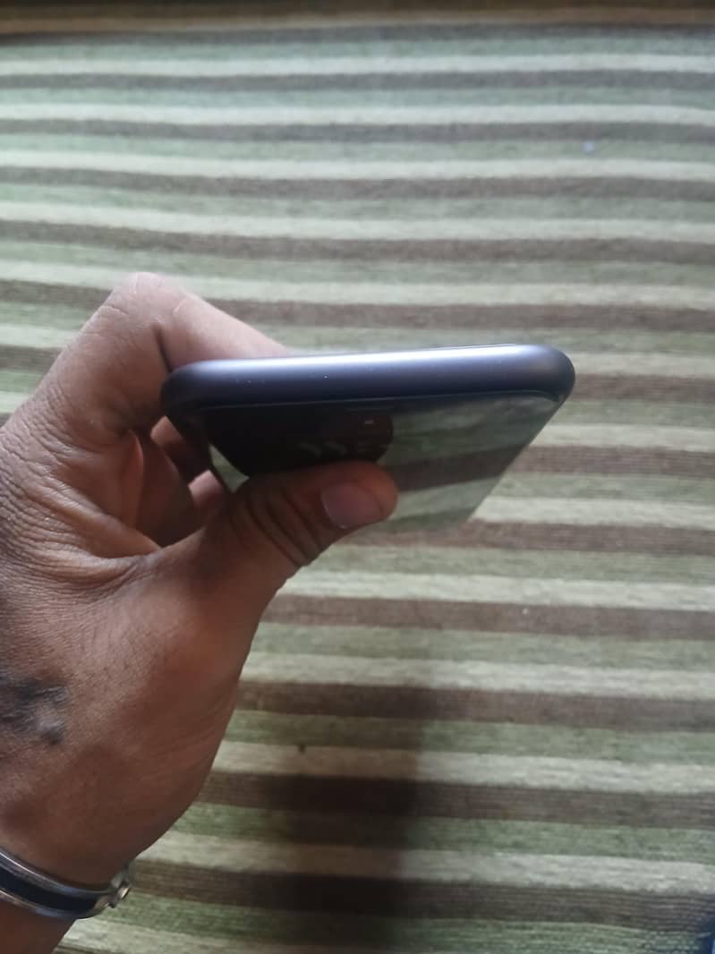 Apple iPhone 11 4