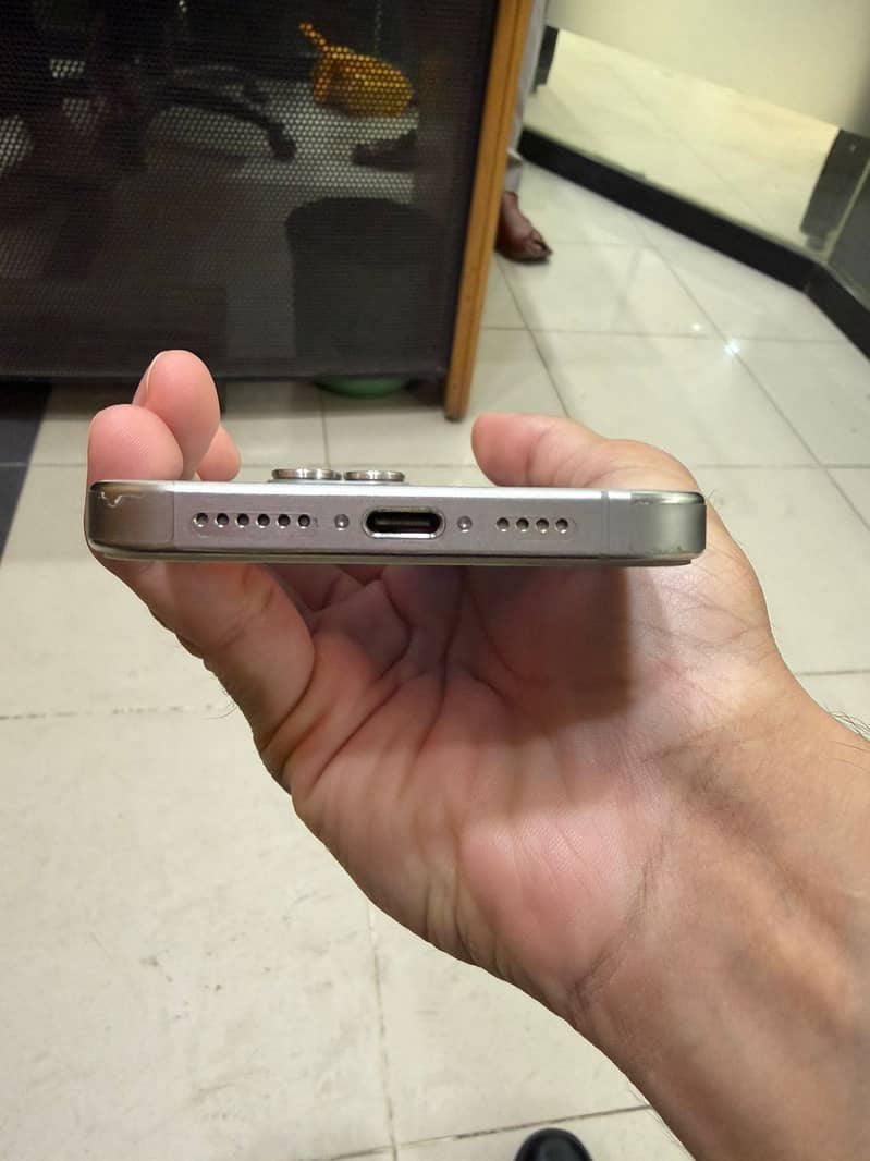 Apple iPhone 15 Pro Max 2