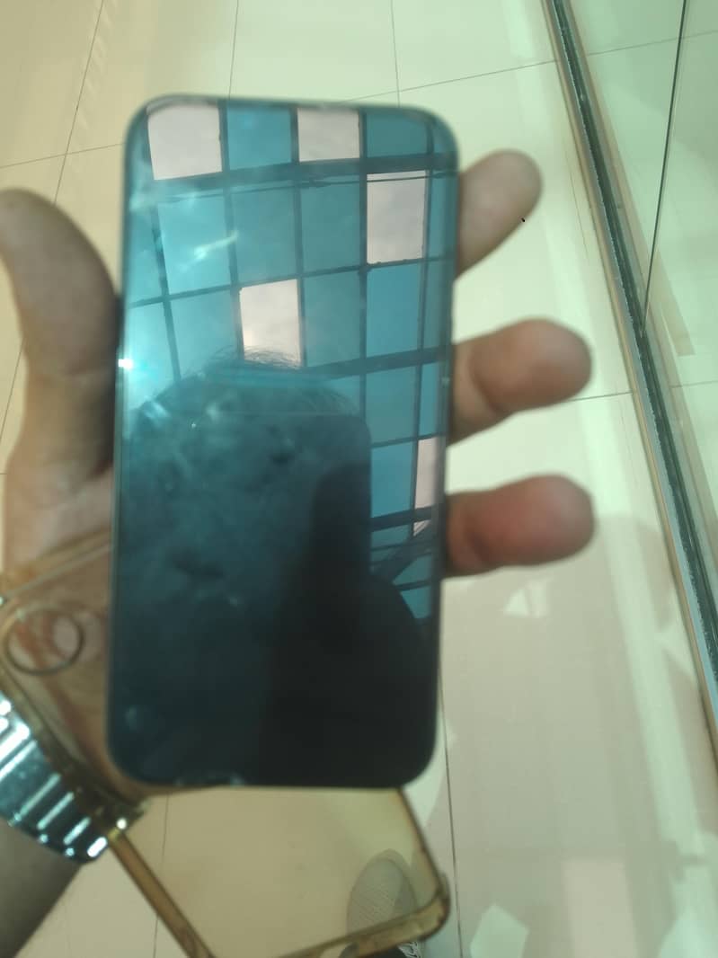 Apple iPhone 16e 1
