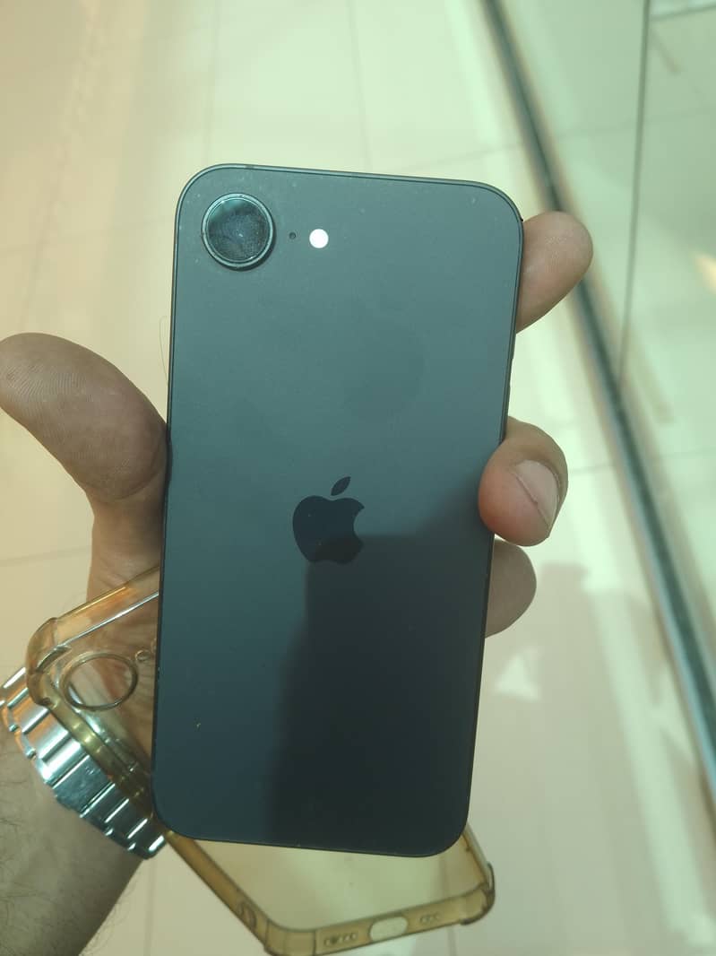 Apple iPhone 16e 3