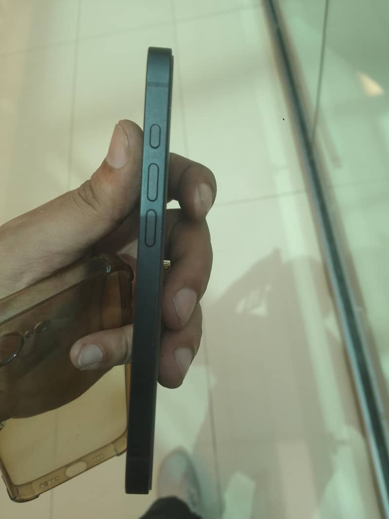 Apple iPhone 16e 4