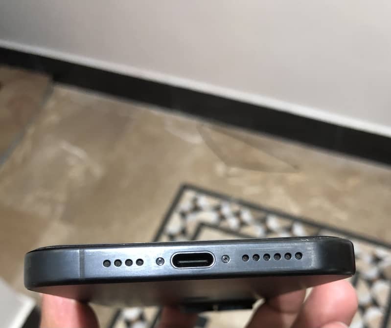 Apple iPhone 15 Pro Max 2