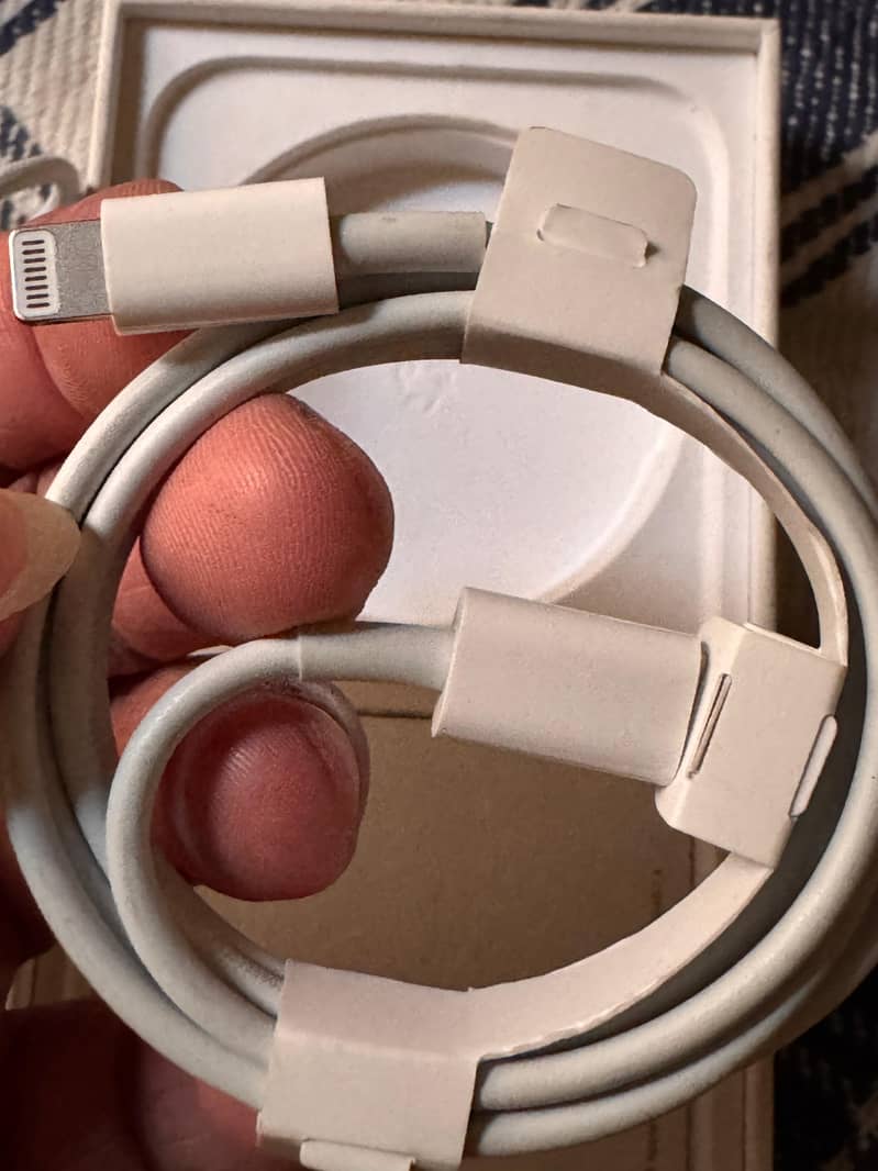 14 pro max cable 1