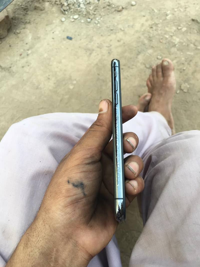 Apple iPhone X 4