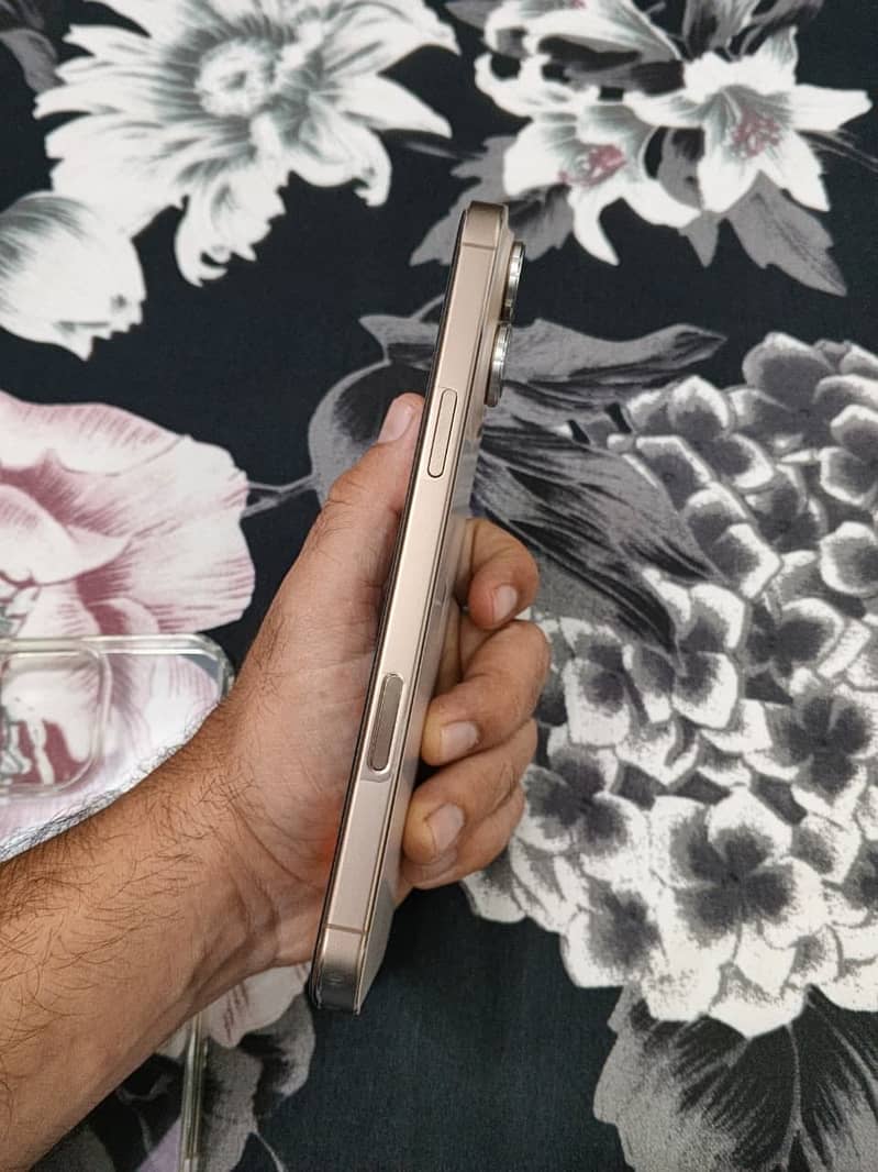 Apple iPhone 16 Pro Max 4