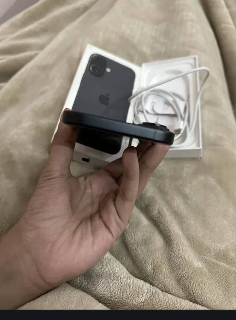 Apple iPhone 16 1