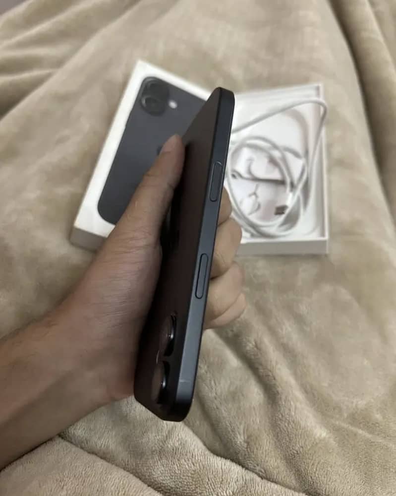 Apple iPhone 16 3