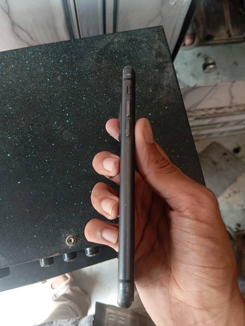 Apple iPhone 11 3