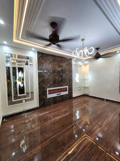 10 Marla Brand new investors rate house for sale