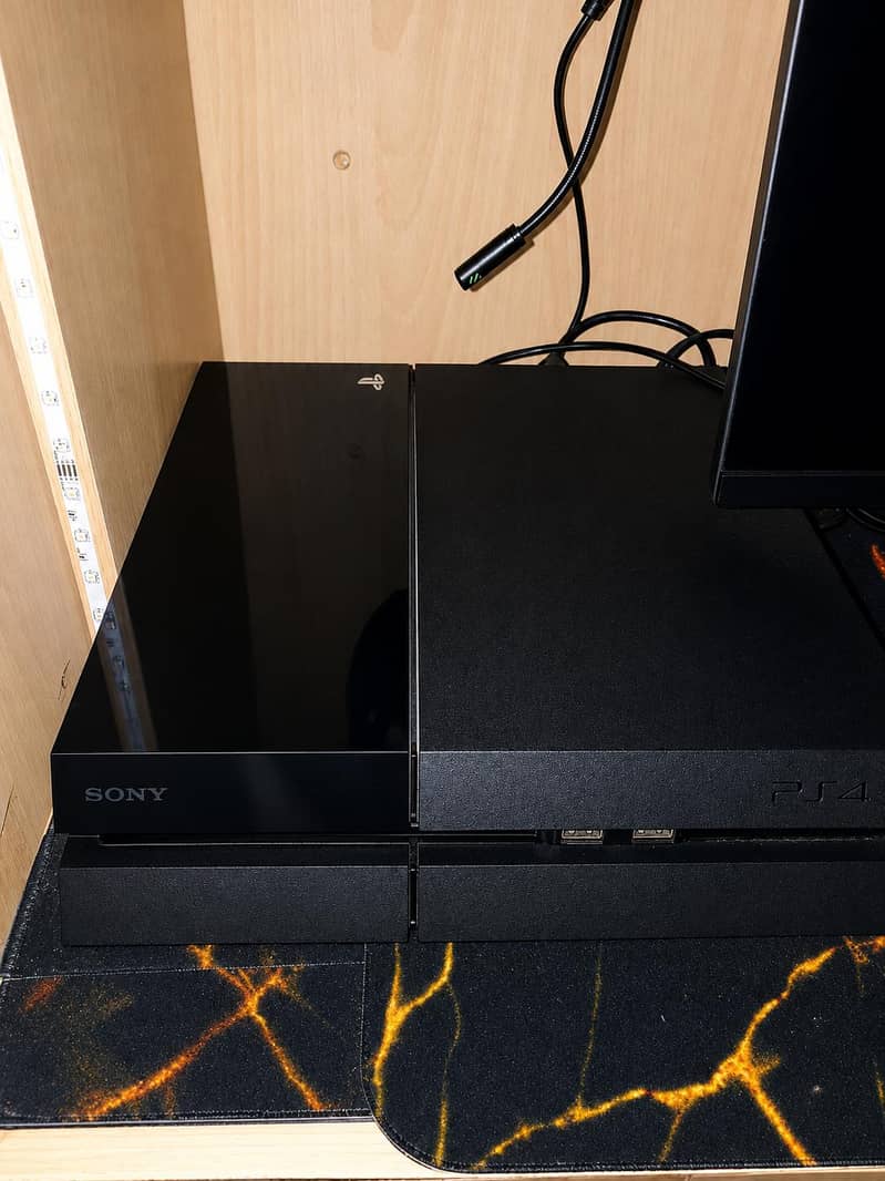 PS4 500GB + 2 Controllers 3