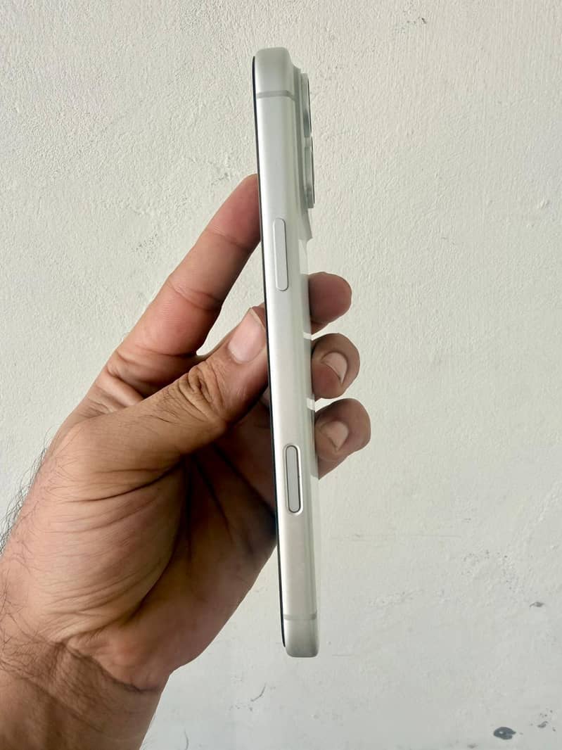 Apple iPhone 17 Pro Max 4
