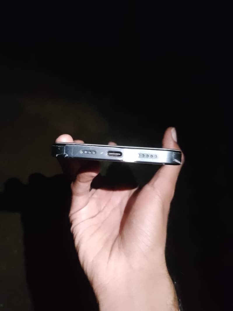 Apple iPhone 15 Pro Max 4