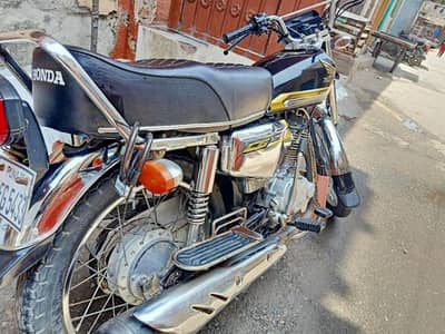 Original Black 125 se very less used 90% New