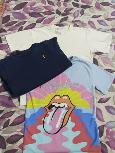 4pcs ,2 T-shirts,1 sweat shirt,1  dress shirt