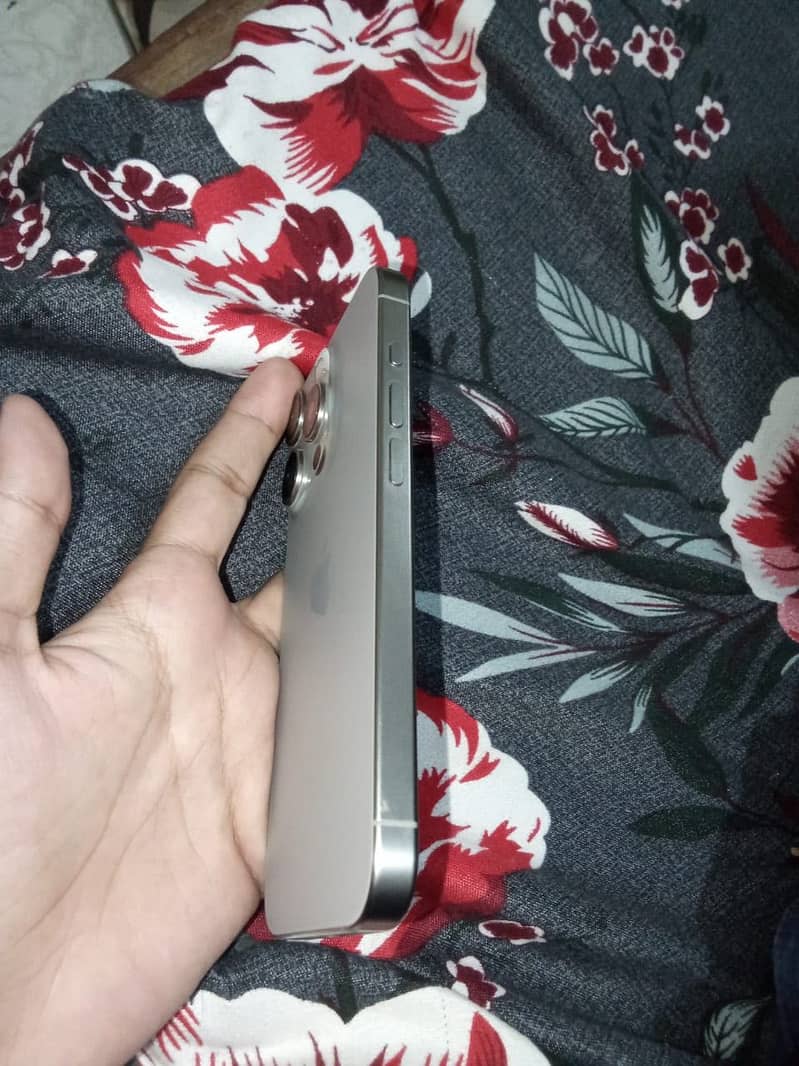 Apple iPhone 15 Pro 4