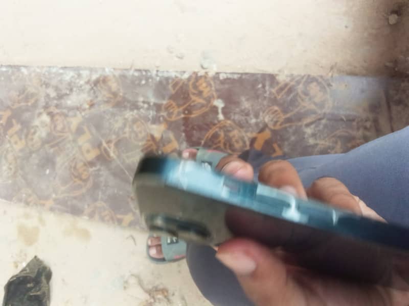 Apple iPhone 13 4