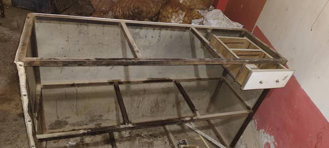 pura counter metal Hai or oper marble ka shelf hai