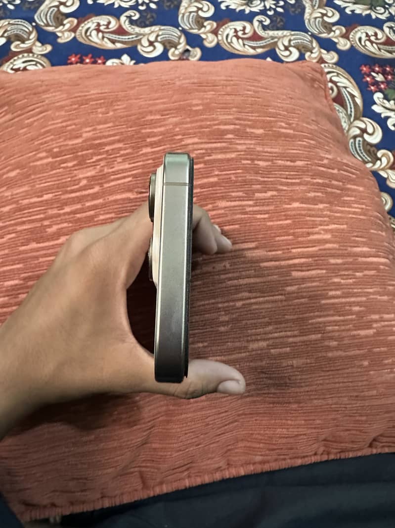 Apple iPhone 16 Pro 3