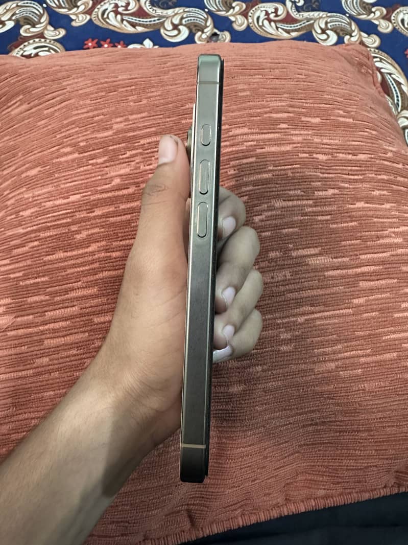 Apple iPhone 16 Pro 4