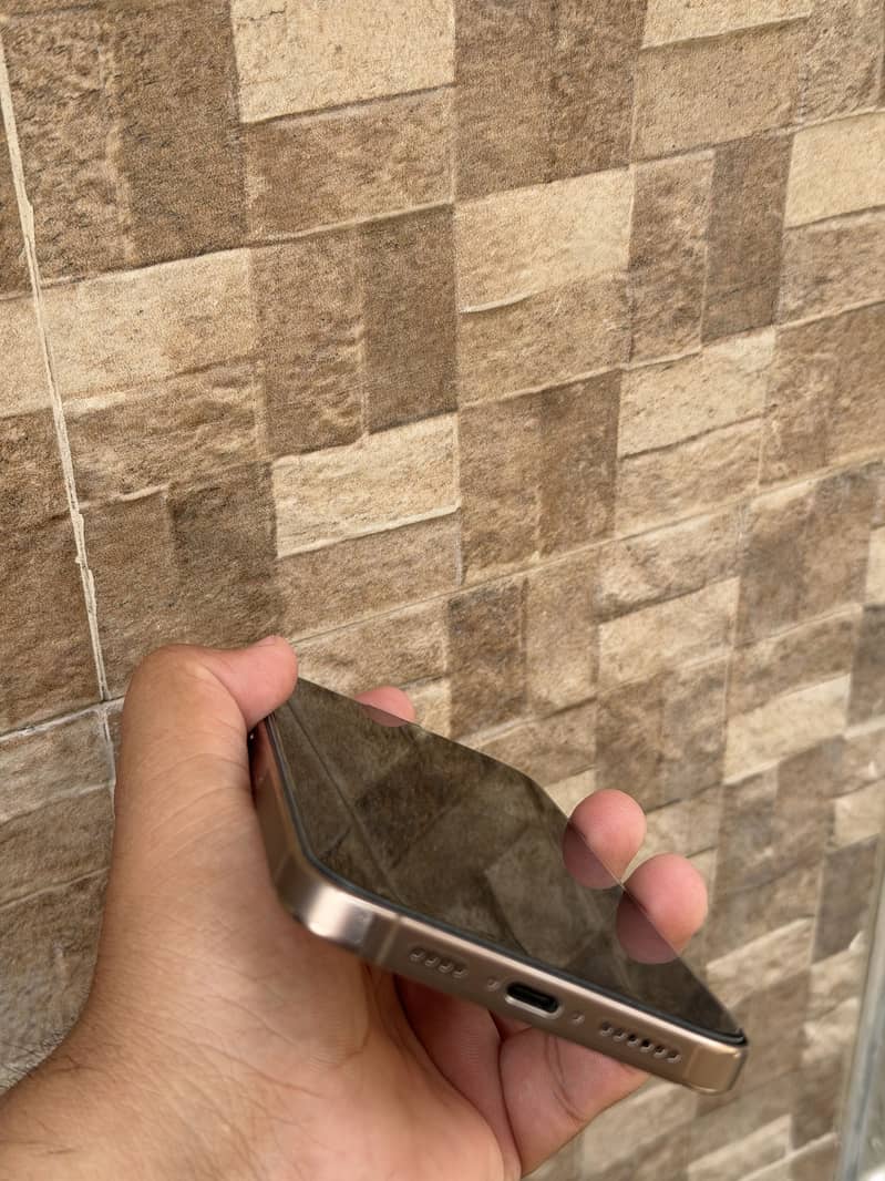 Apple iPhone 16 Pro Max 4