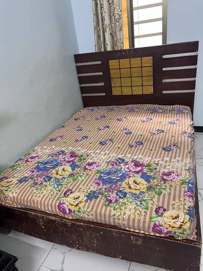 wooden queen size bed