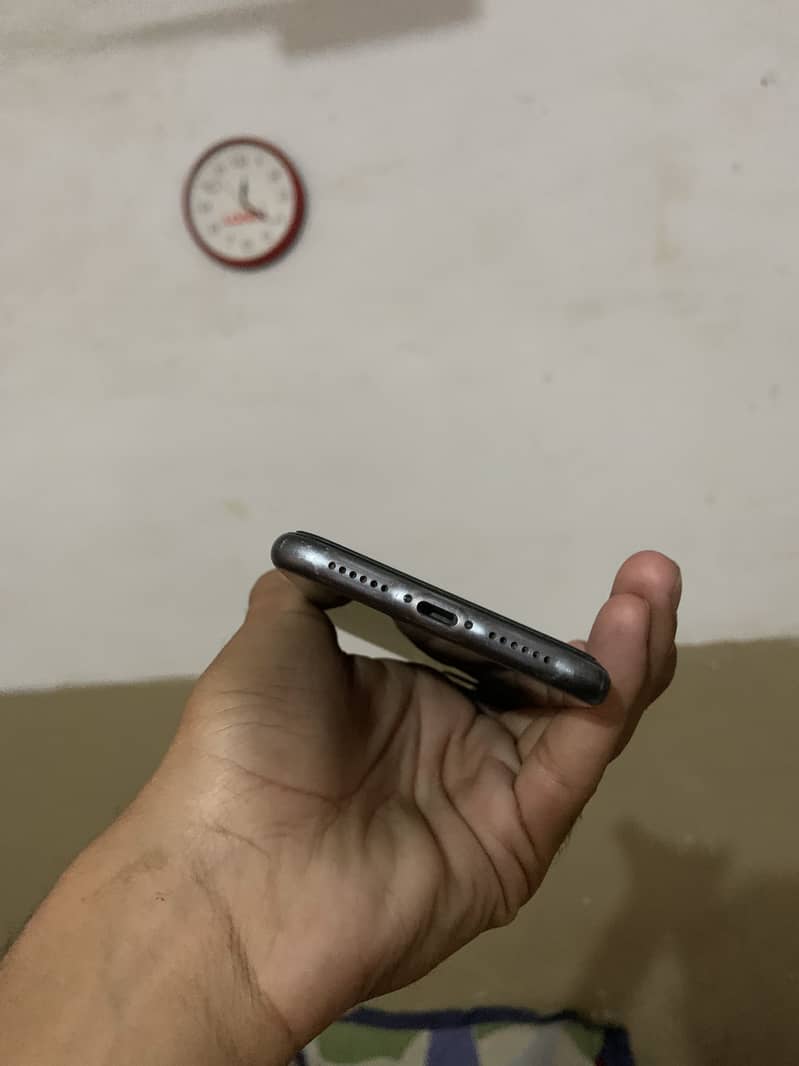 Apple iPhone 11 4