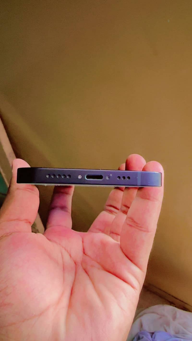 Apple iPhone 12 4