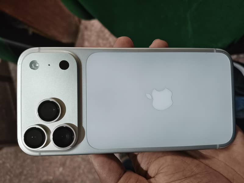 Apple iPhone 17 Pro Max 1