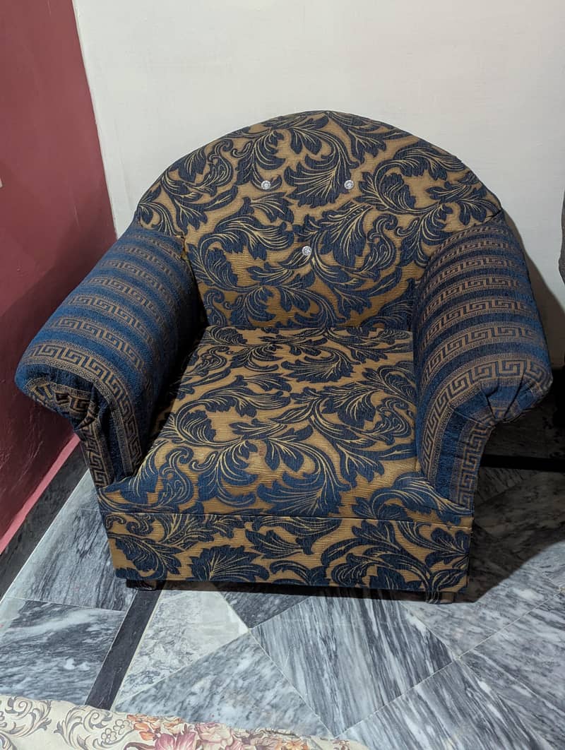 7 seater sofa set. 3