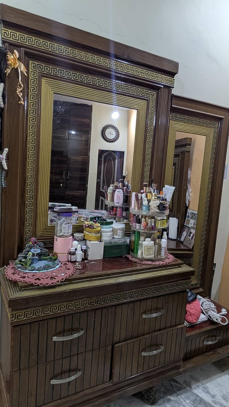Dresseing table 0