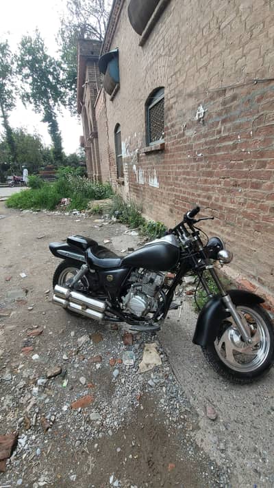 Cruiser bike with 150cc dual exhaust