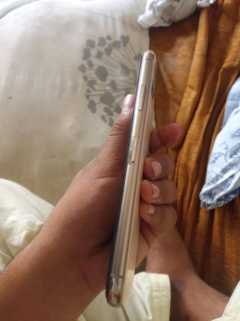 Apple iPhone 11 Pro Max 2