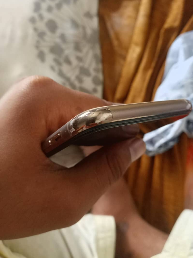 Apple iPhone 11 Pro Max 4