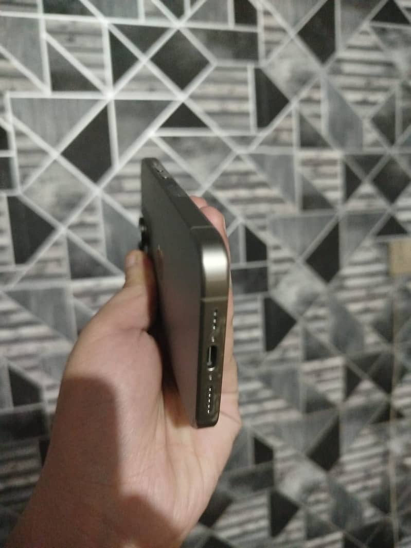 Apple iPhone 15 Pro 2
