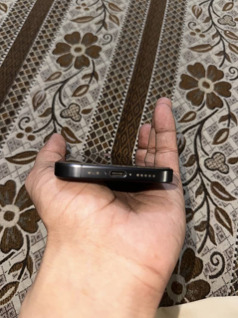Apple iPhone 15 pro 4
