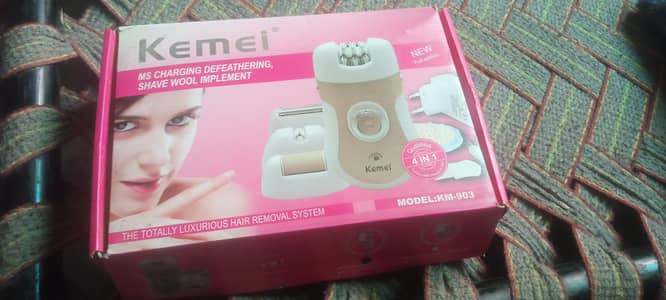 Women shawing Kemei KM 903