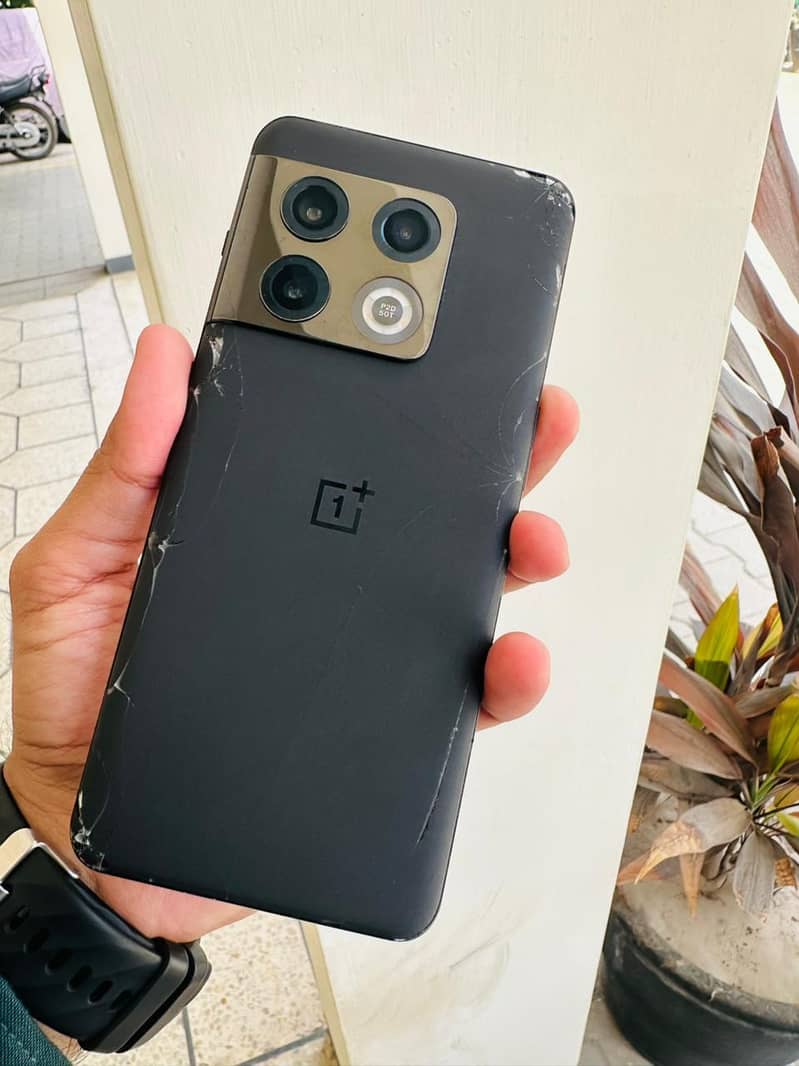 One Plus 10 Pro 4