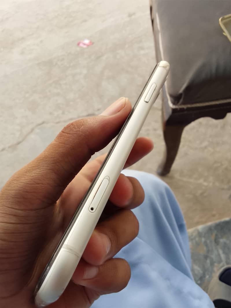 Apple iPhone 11 4