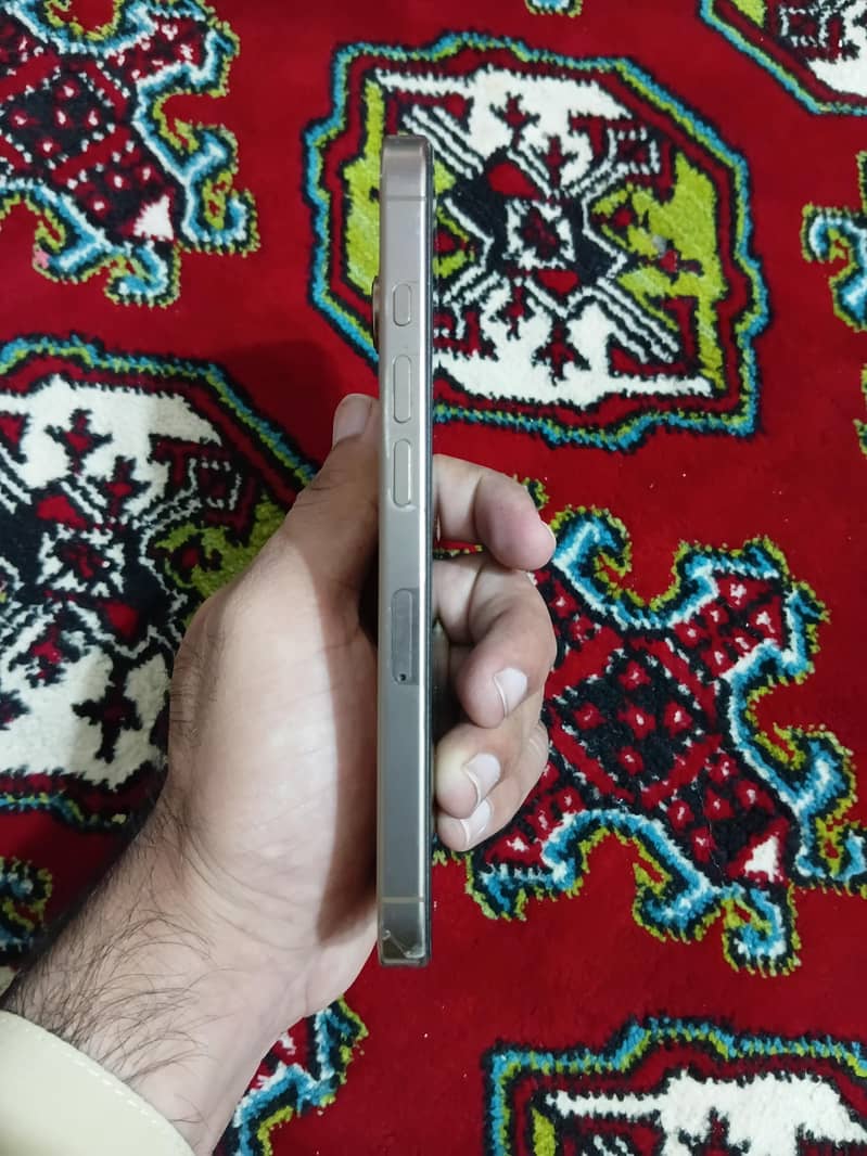 Apple iPhone 16 Pro 1