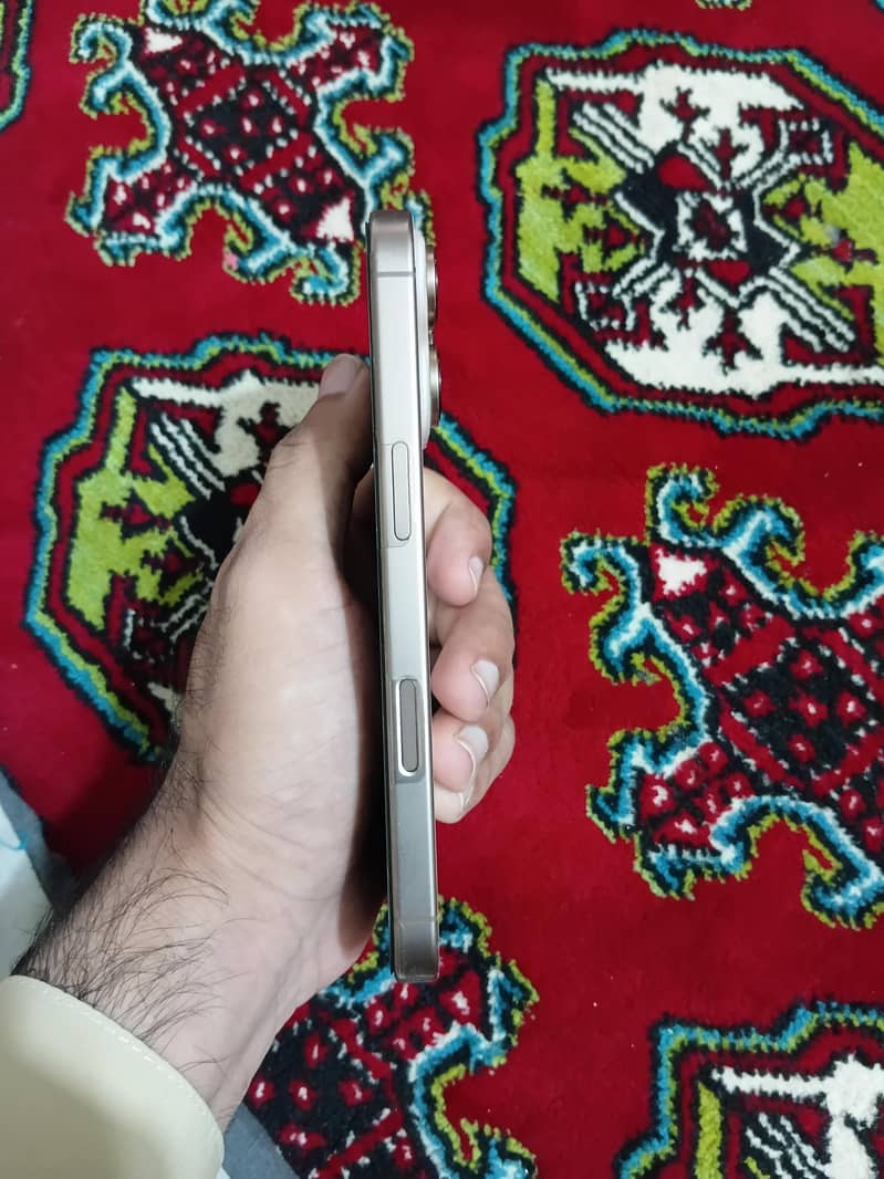 Apple iPhone 16 Pro 3