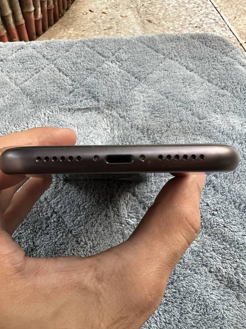 Apple iPhone 11 4