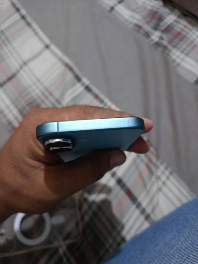 Apple iPhone 16 3