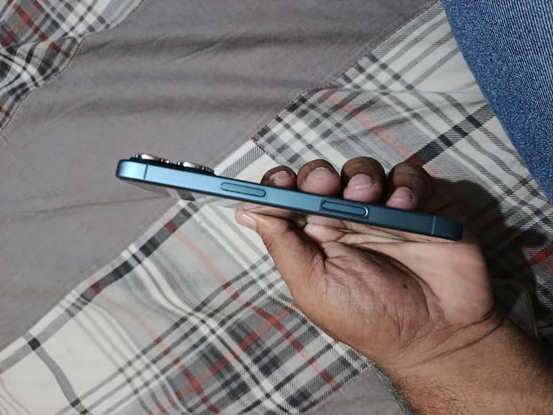 Apple iPhone 16 4
