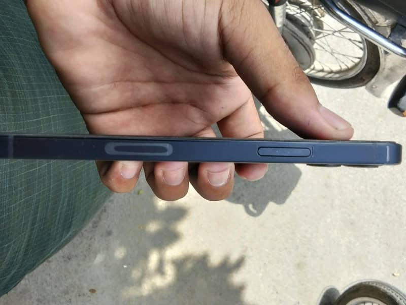 Apple iPhone 12 4