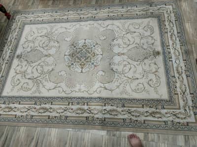 Carpet full size. bahot hi khubsorar or saf qaleen hy