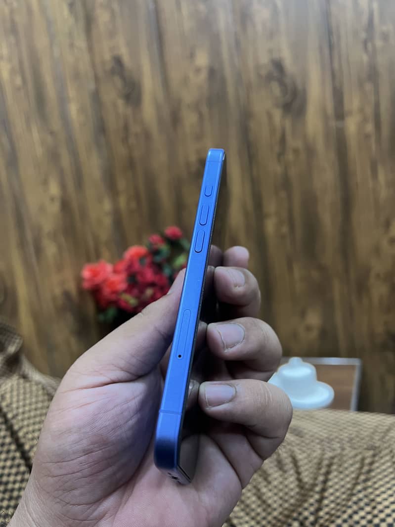Apple iPhone 16 4