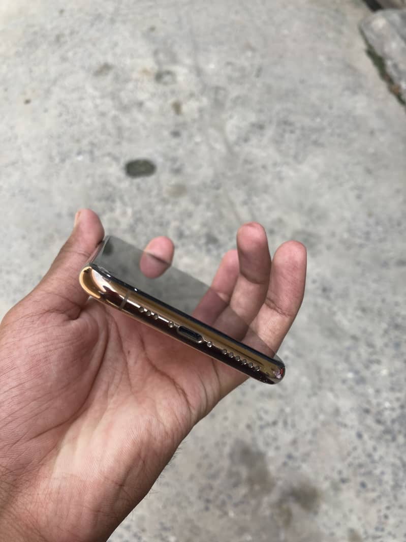 Apple iPhone 11 Pro 4