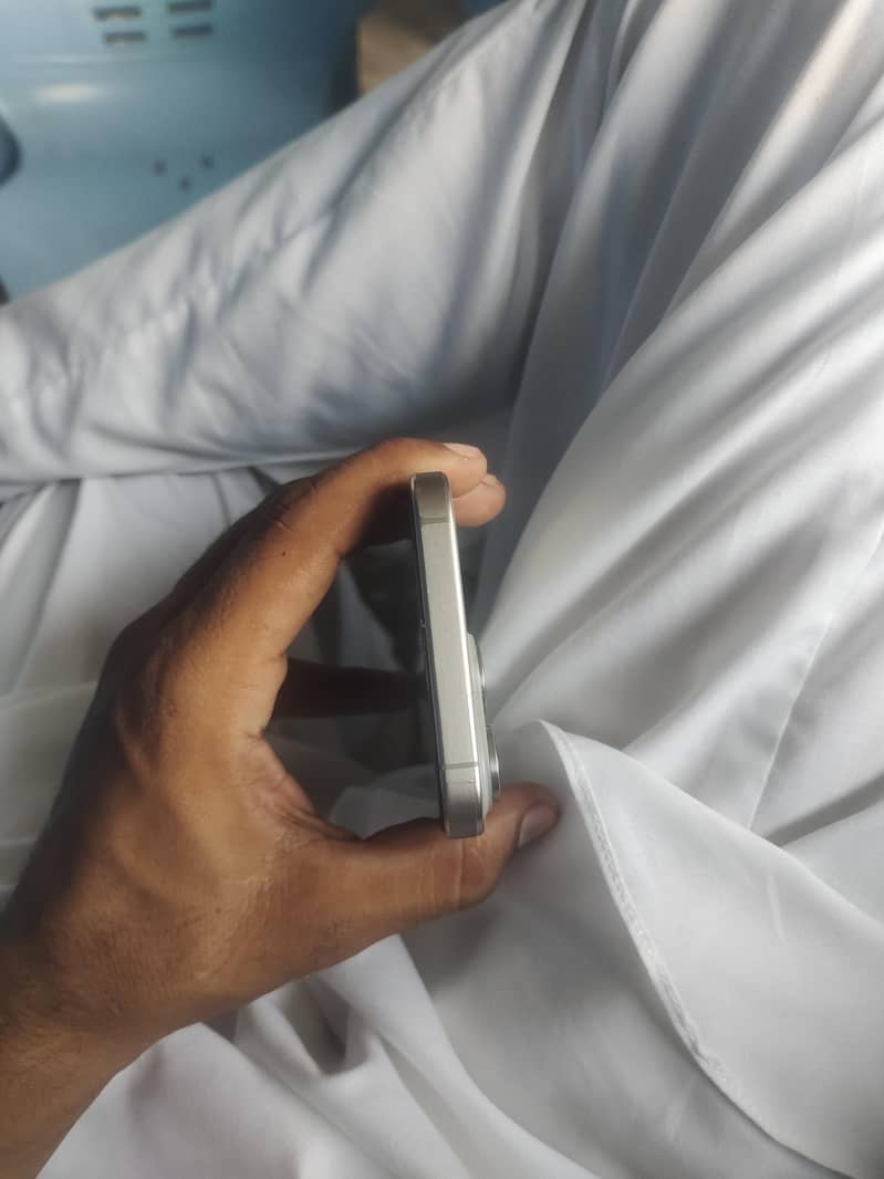 Apple iPhone 15 pro max 4