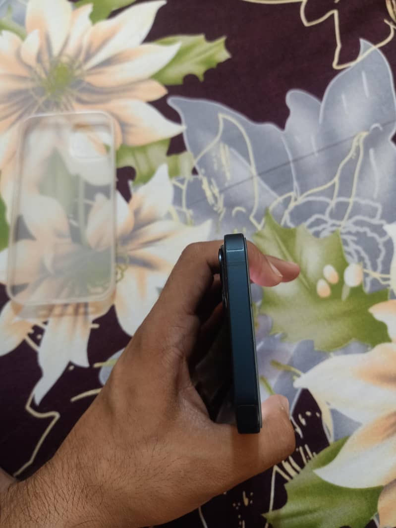 Apple iPhone 13 4