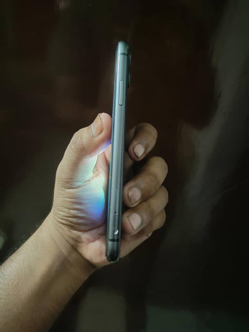 Apple iPhone 11 4